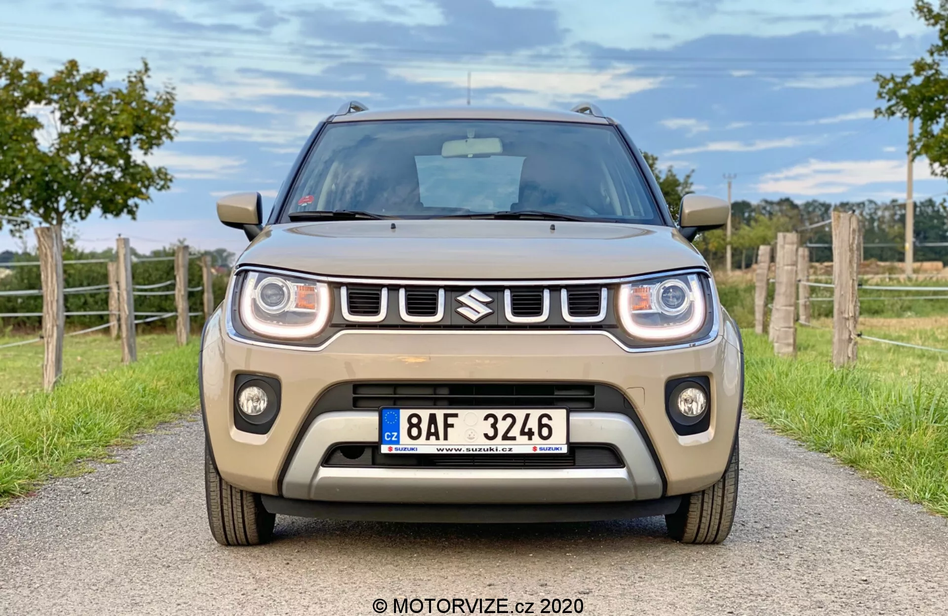 Vista lateral delantera del Suzuki Ignis 2020 1.2 Dualjet Hybrid Club en un entorno urbano, destacando su diseño compacto, faros modernos y parrilla audaz.