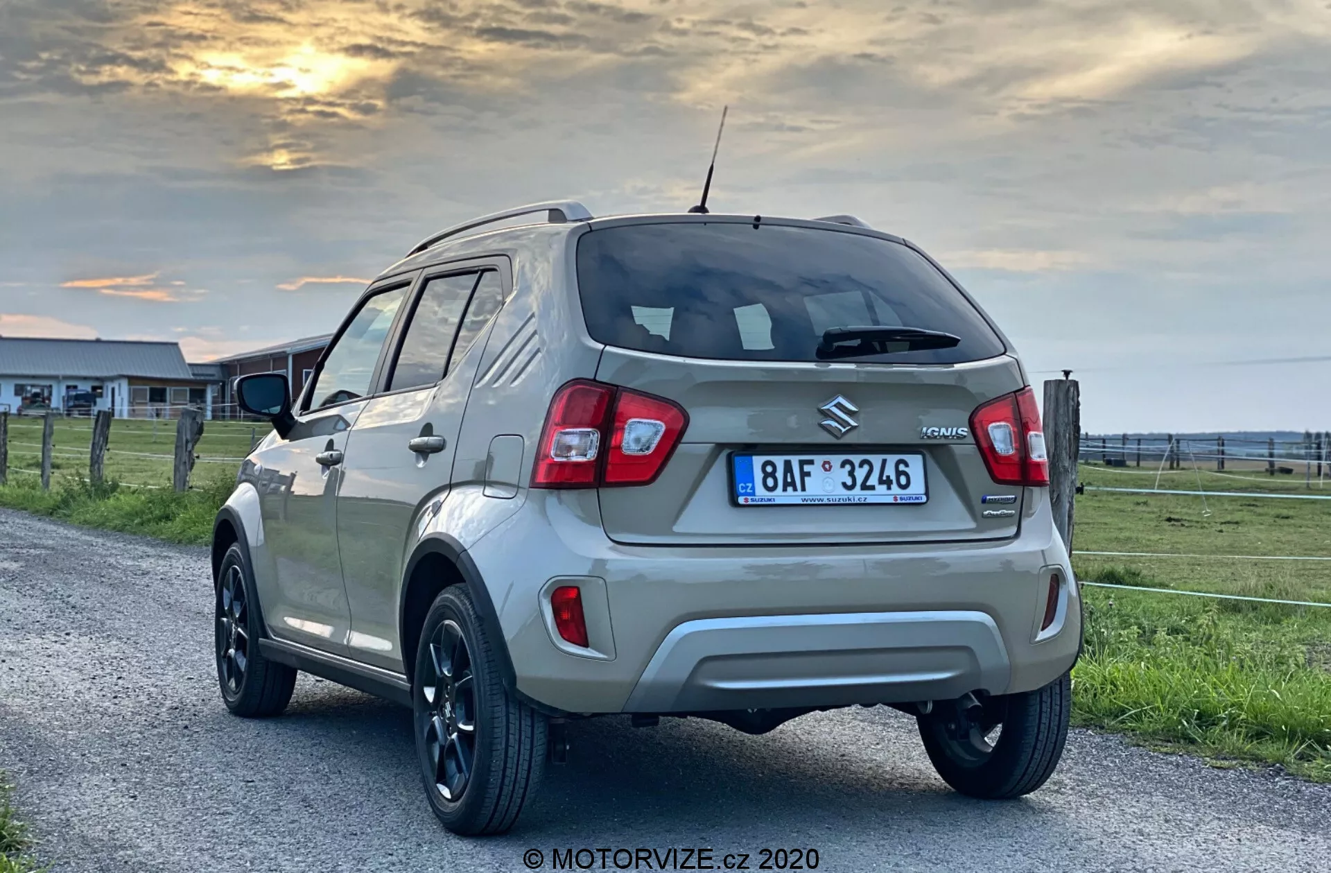 Suzuki Ignis 1.2 DualJet Hybrid Club 2020 - Coche compacto para la ciudad con diseño moderno, parrilla frontal distintiva, faros LED y llantas de aleación, ofrece eficiencia de combustible y tecnología híbrida avanzada