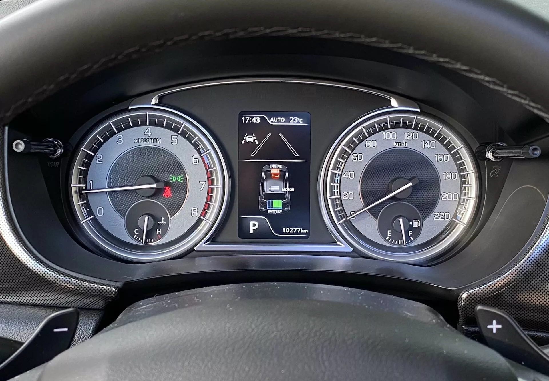 Primer plano del panel de instrumentos/tablero del Suzuki Vitara 2018 desde la perspectiva del conductor. La imagen presenta dos esferas analógicas, que incluyen un tacómetro (hasta 7000 rpm) con un pequeño indicador de combustible y un velocímetro (hasta 260 km/h) con un pequeño indicador de temperatura del motor. Un display digital central muestra el modo Park, indicadores de asistencia de estacionamiento, temperatura ambiente (20°C), hora (17:43) y lectura del odómetro (162776 km). Las marcas de las palancas de cambio sugieren una transmisión automática o semiautomática.