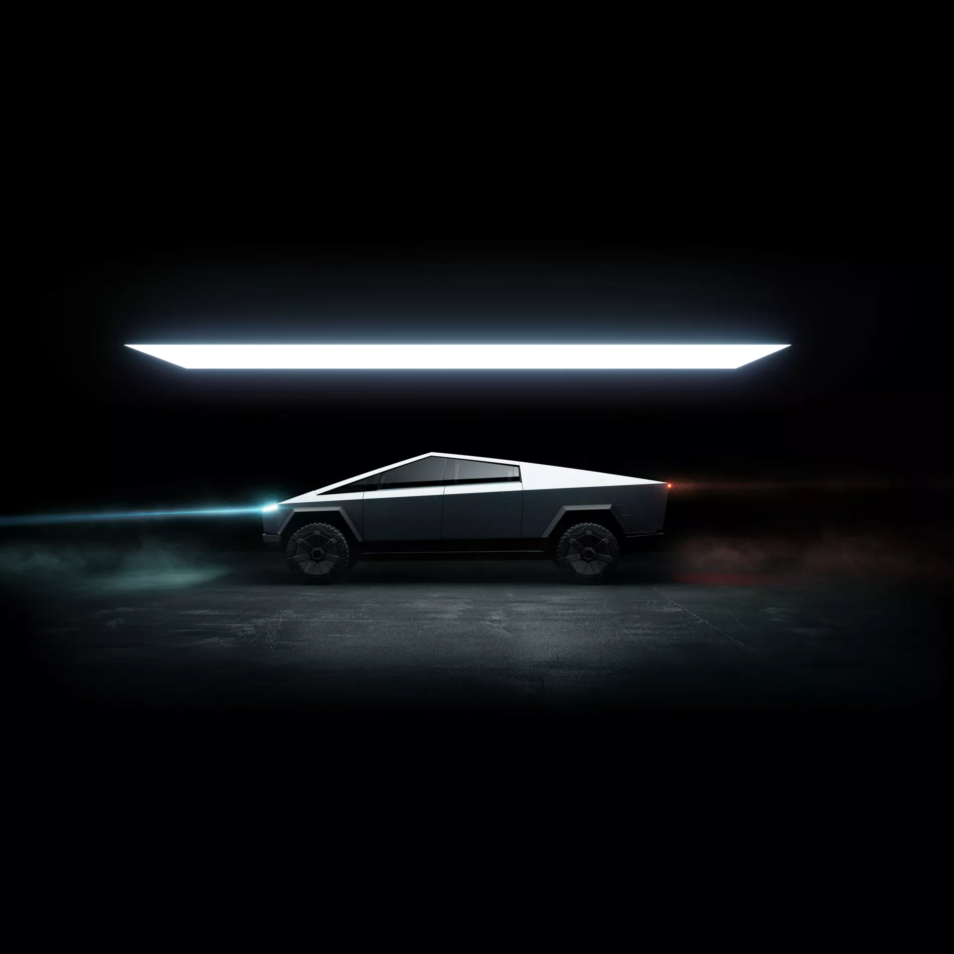 Perfil lateral del Tesla Cybertruck 2021 mostrando su diseño futurista y angular con líneas marcadas y un techo plano y descendente en un entorno oscuro. Barras de luz LED horizontales distintas iluminan el fondo y el primer plano, resaltando el diseño del vehículo. La falta de espejos visibles o manijas de puertas sugiere características avanzadas y automatizadas. Ruedas de diseño sólido y una sutil luz azul en la parte inferior complementan la estética futurista general.