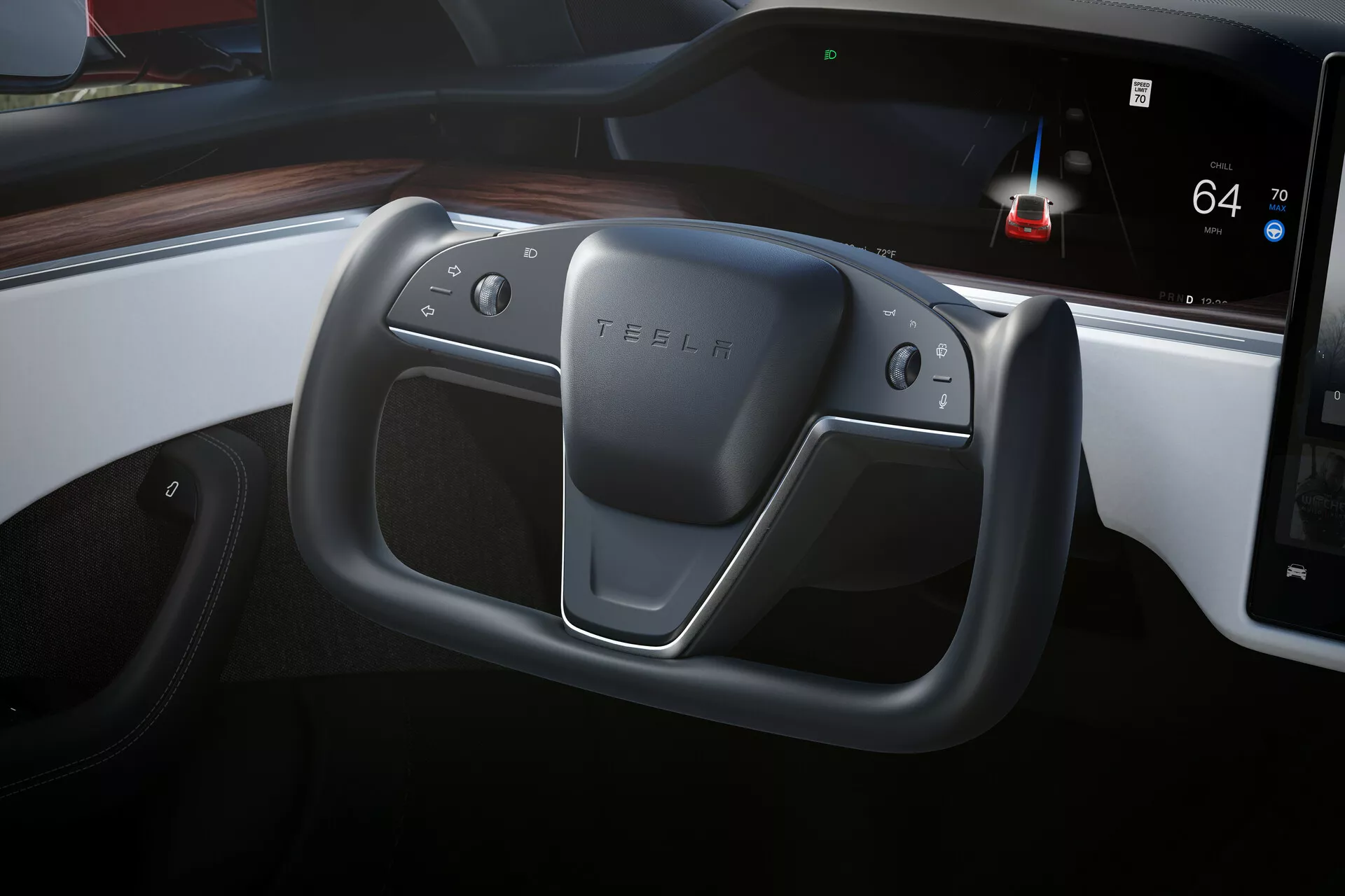 Vista interior cercana de un Tesla Model S 2016 (facelift de 1ra generación) desde el asiento del conductor, destacando el volante rectangular no convencional con el logo de TESLA y controles, y el salpicadero con un panel de instrumentos digital horizontal y una pantalla táctil más grande con un mapa de navegación. El tablero de diseño minimalista y elegante está acentuado con un revestimiento de madera en contraste con el interior oscuro de alta tecnología.