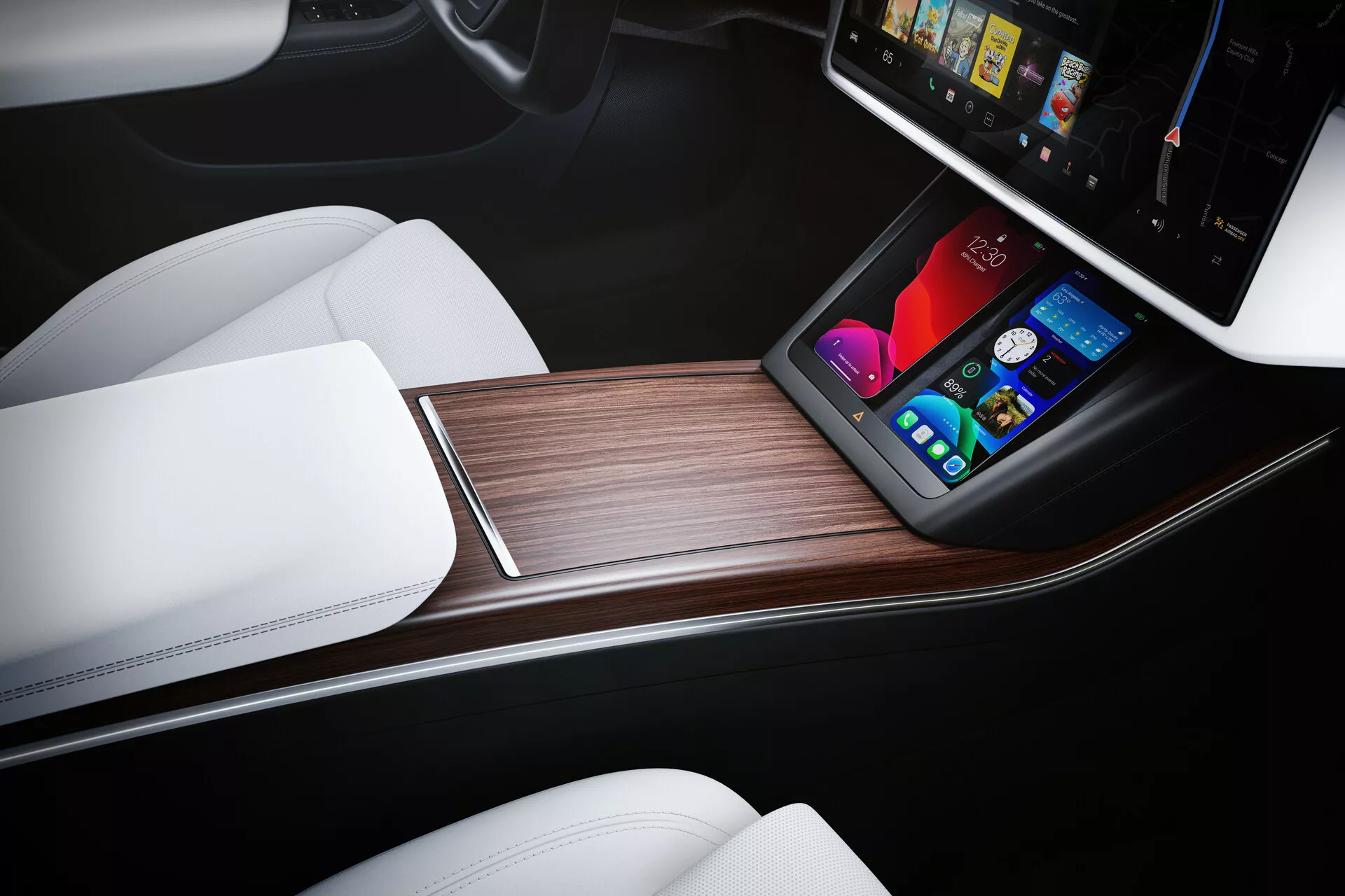 Vista de alto ángulo del interior de un Tesla Model S 2016 (1ª generación, facelift) destacando la consola central y los asientos frontales. La elegante consola presenta una gran pantalla táctil de sistema de infoentretenimiento con iconos coloridos, rodeada de una chapa de madera de alta calidad. Los asientos frontales de cuero blanco añaden al aspecto minimalista y lujoso del interior moderno del coche.