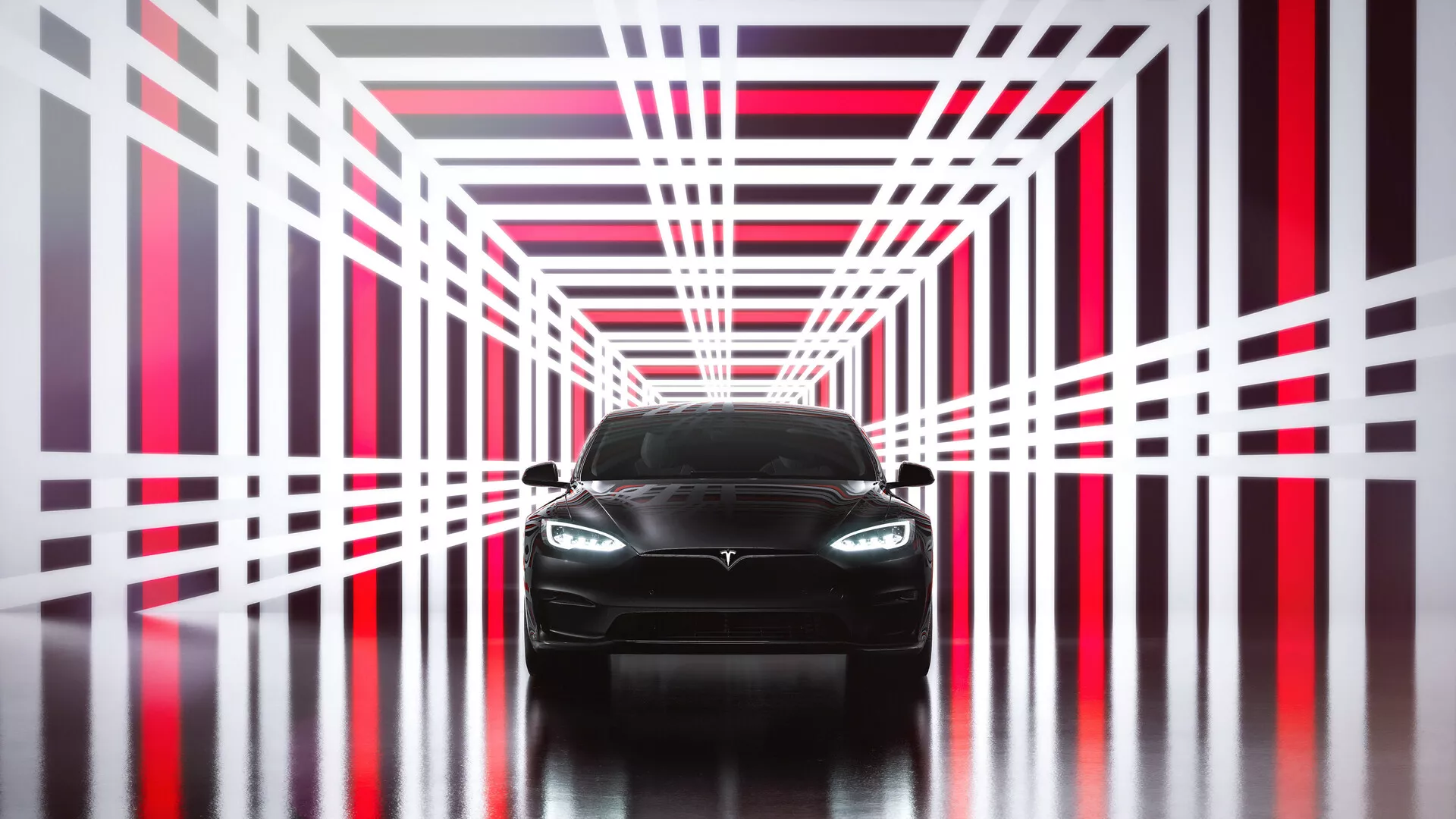 Vista frontal de un Tesla Model S 2016, primera generación con facelift. La imagen resalta el diseño moderno y elegante con una agresiva fascia frontal que presenta un emblema prominente en la parrilla, faros modernos LED o HID y contornos suaves del capó. El parachoques inferior sugiere un carácter deportivo con entradas de aire, mientras el coche se encuentra sobre una superficie reflectante en una estructura tipo túnel futurista con luces de neón rojas y blancas brillantes. La vista simétrica directa acentúa el diseño y la simetría, lo que lo hace perfecto para presentaciones en materiales de marketing automotriz.