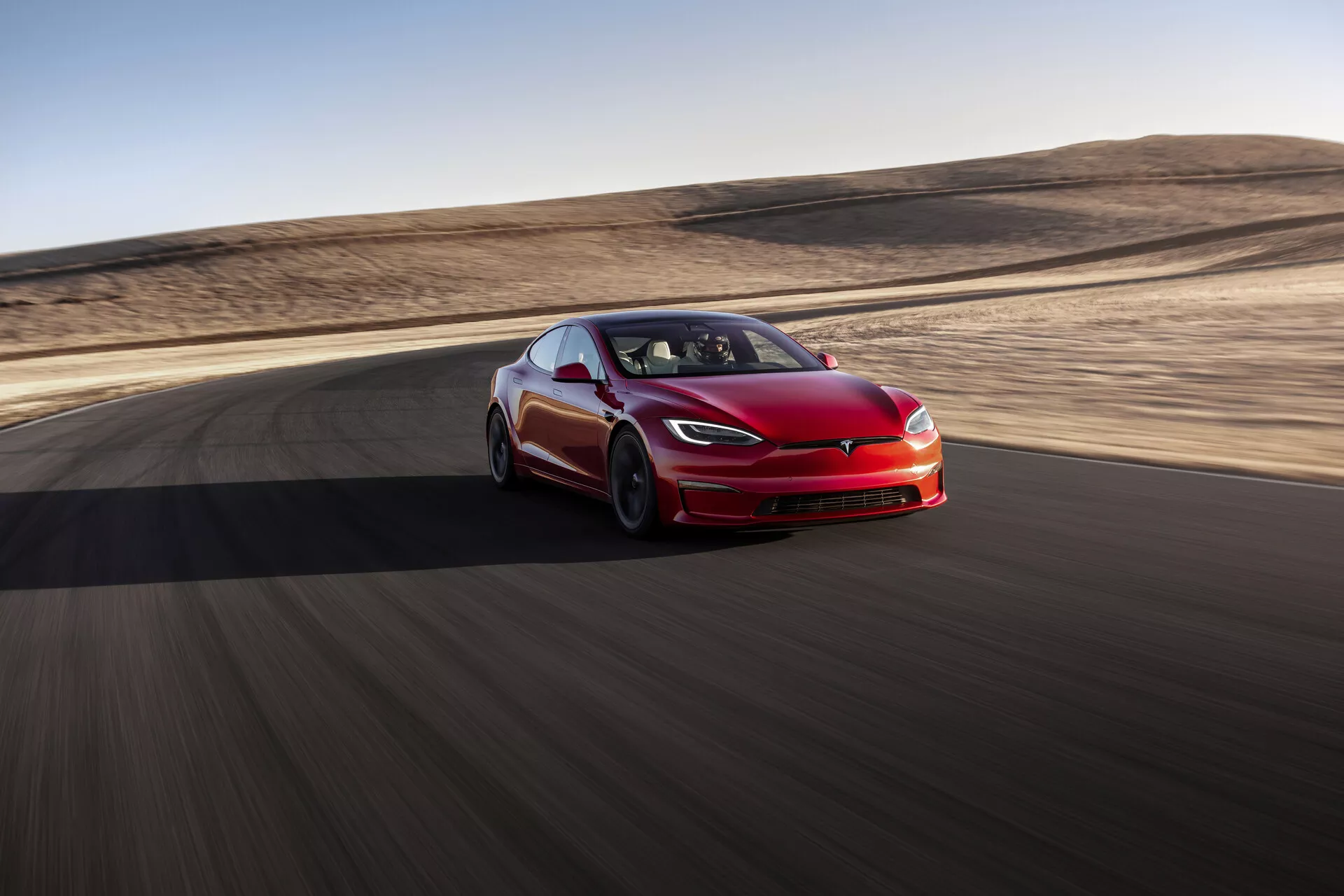 Tesla Model S 2016 (primera generación con facelift), coche eléctrico con diseño elegante, piloto automático avanzado e interior lujoso en un entorno metropolitano