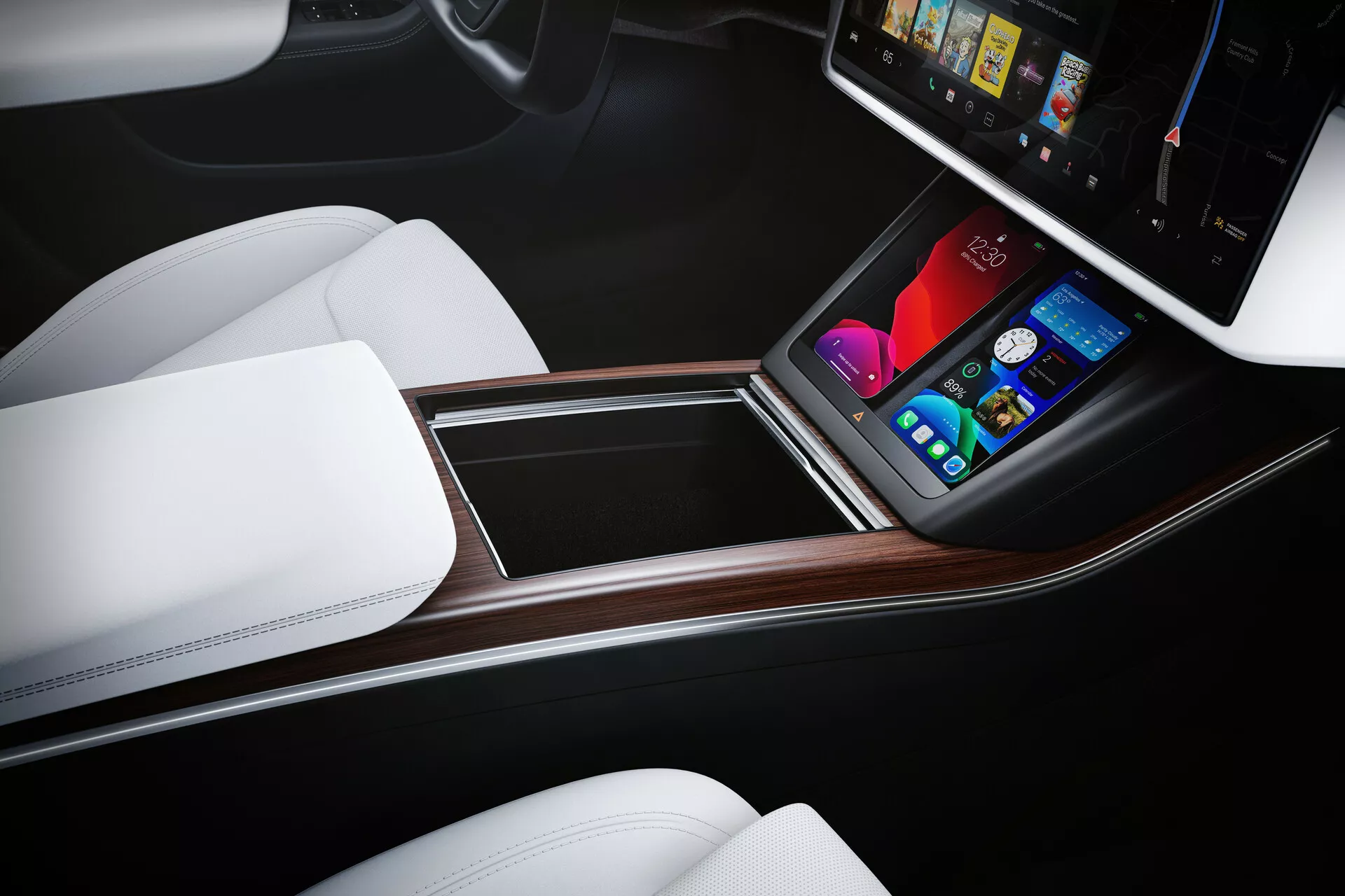 Vista interior de un Tesla Model S 2016 (1ra generación, facelift) destacando la consola central desde una perspectiva aérea centrada en el conductor. El diseño ergonómico presenta un sistema de infoentretenimiento con pantalla táctil vertical que muestra gráficos coloridos para control de clima, medios, navegación y configuraciones del vehículo. La consola tiene un acabado con material similar a la madera, asientos blancos de acabado similar al cuero y un diseño bicolor, enfatizando el lujo y el mínimo de controles físicos.