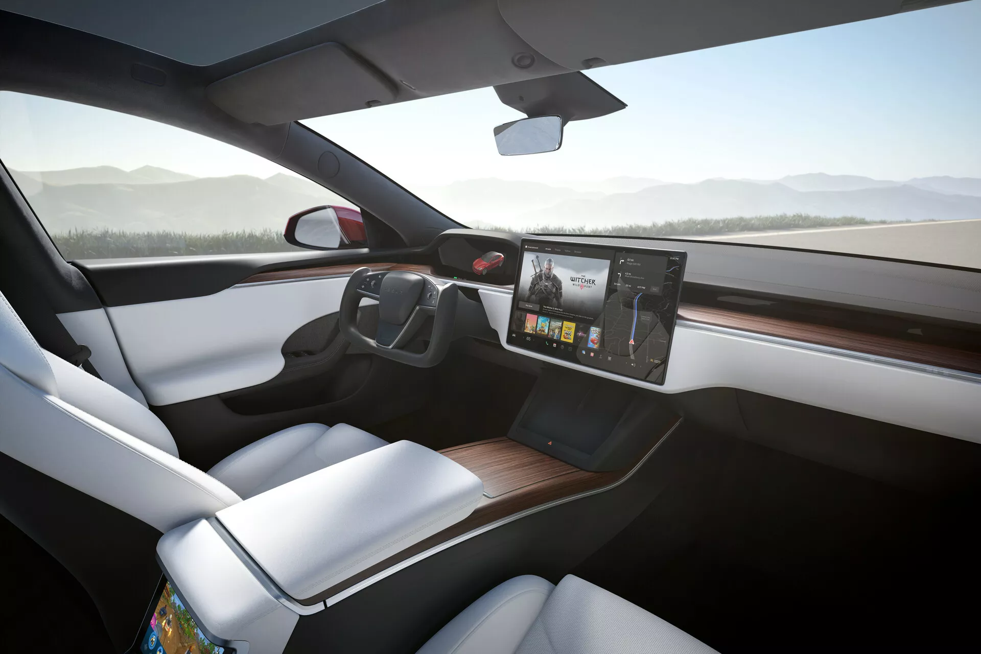 Vista interior de un Tesla Model-S 2016 (facelift de primera generación), mostrando un elegante salpicadero con un sistema de infoentretenimiento de pantalla táctil ancha central que muestra controles de navegación y medios. Volante con botones de control avanzados y paneles táctiles para diversas funciones del coche, y espejo retrovisor auto-opacador electrocrómico. Diseño interior minimalista con adorno de madera horizontal, controles físicos mínimos, asientos blancos de lujo con ajuste electrónico, calefacción y refrigeración visibles. Cristal de la ventana lateral y trasera que sugiere filtración UV o parte de un techo solar panorámico. Probabilidad de sistemas avanzados de asistencia a la conducción y panel de instrumentos digital. Ligero desenfoque de movimiento afuera indica que el coche está en movimiento.