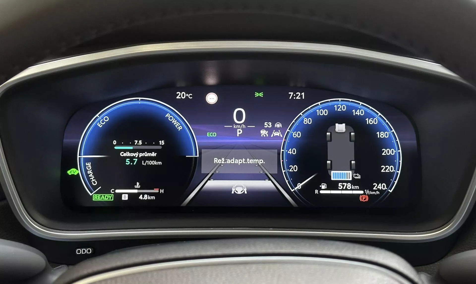 Vista detallada del tablero digital del Toyota Corolla Cross 2022 mostrando velocímetro híbrido, medidor de uso de energía y características avanzadas del vehículo desde la perspectiva del conductor
