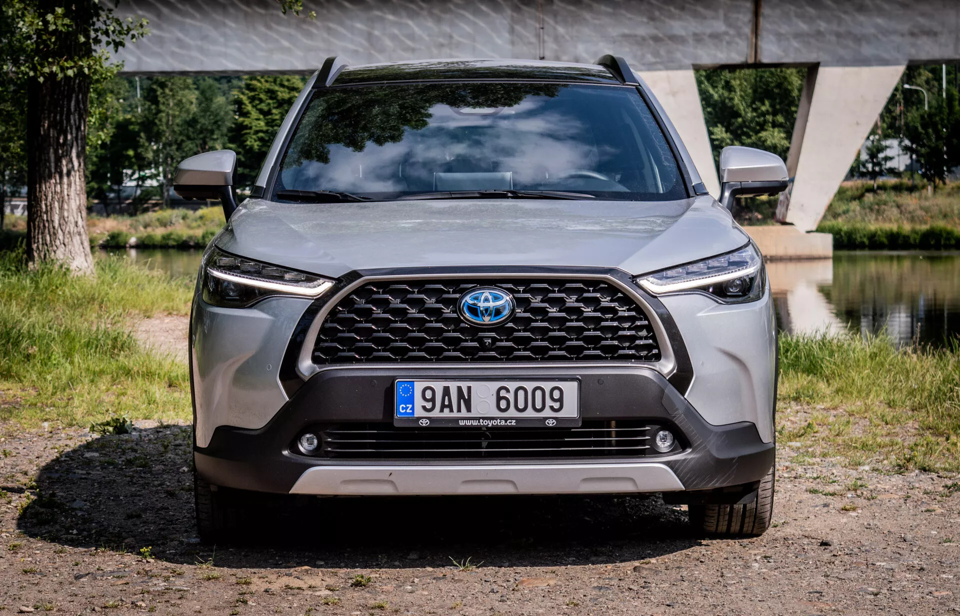 Vista frontal del Toyota Corolla Cross 2022 mostrando la parrilla, los faros y el parachoques, destacando el diseño avanzado y la tecnología