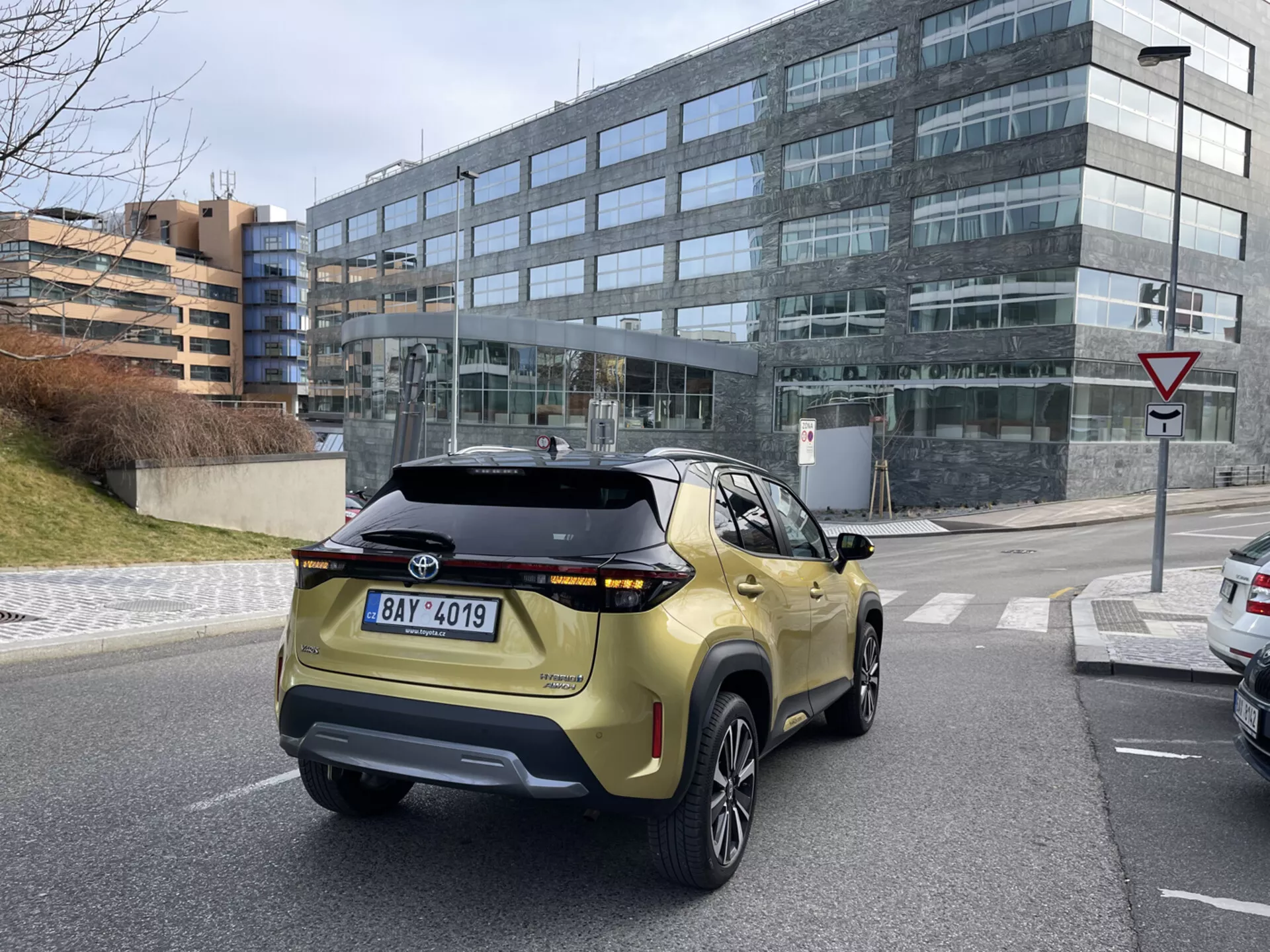 SUV crossover compacto Toyota Yaris-Cross 2021 en acción, mostrando su elegante diseño en plata, rendimiento en carretera y tecnología híbrida ecológica