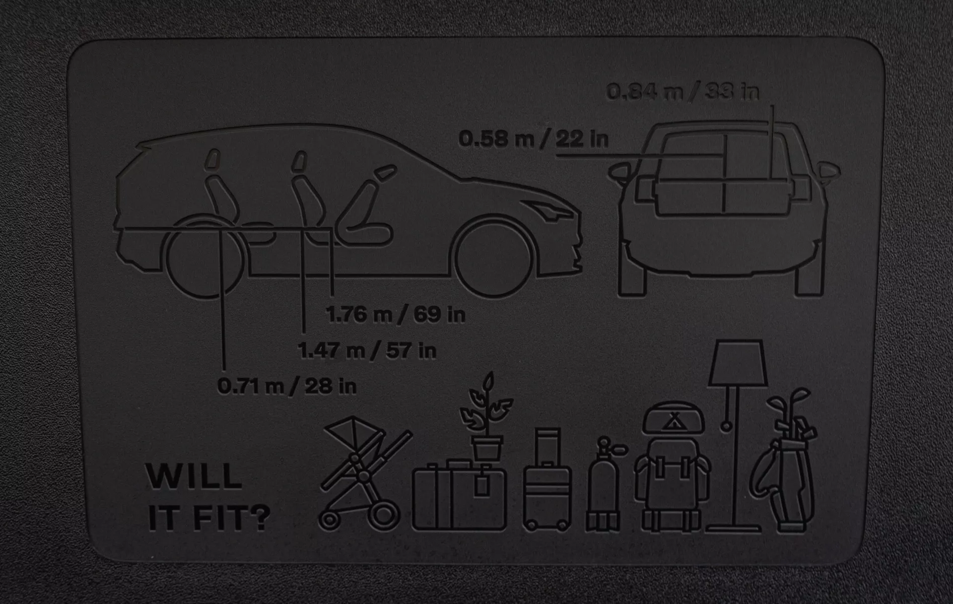 Infografía del Volvo EX30 2024 destacando la capacidad de carga con medidas esquemáticas para modelos sedán y hatchback, y comparación con objetos comunes.