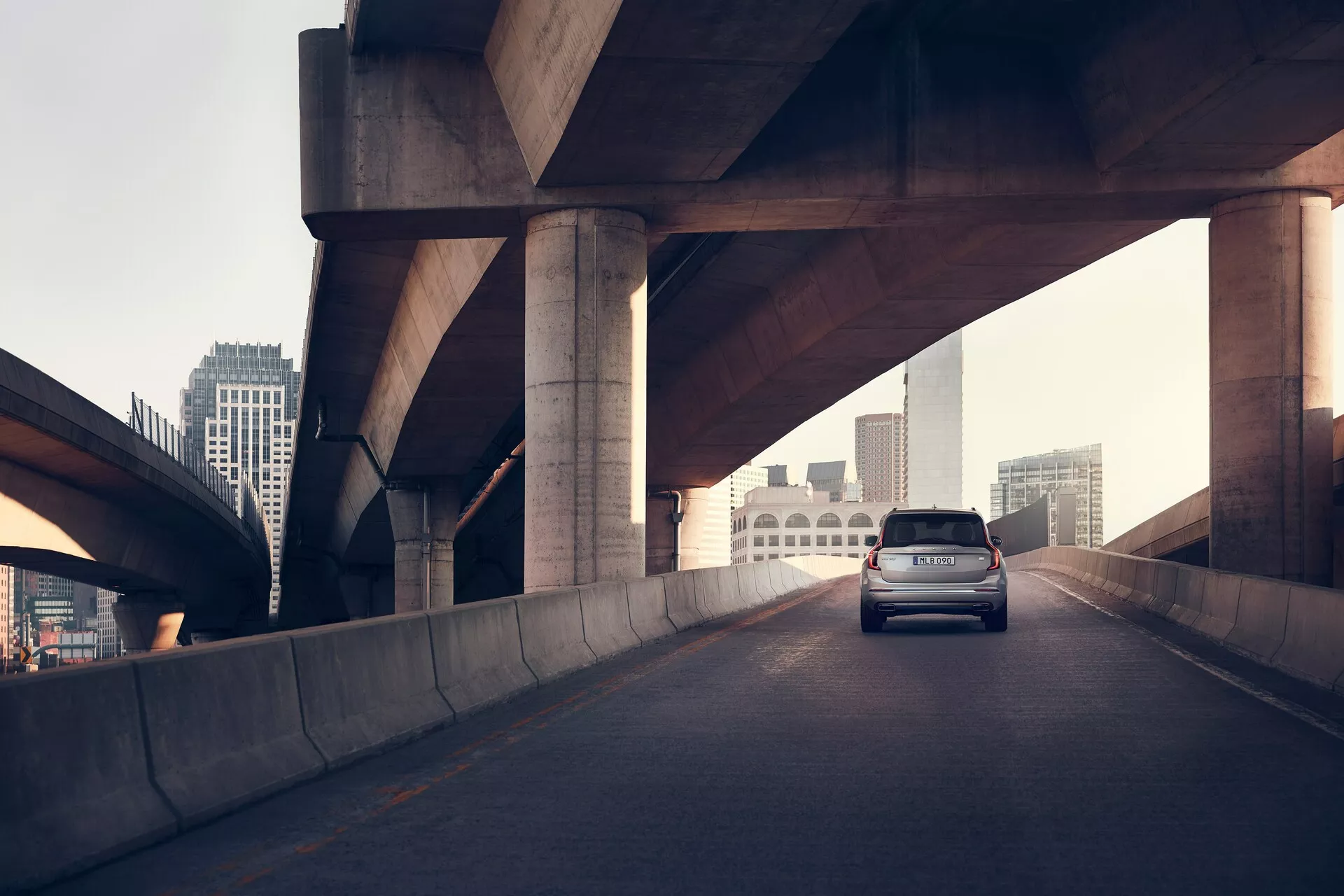 Volvo XC90 2015 2ª Generación – Diseño elegante y sofisticado con faros LED modernos, un interior lujoso con materiales premium, características avanzadas de seguridad como la prevención de colisiones y capacidades de rendimiento potentes diseñadas para la comodidad y los viajes largos