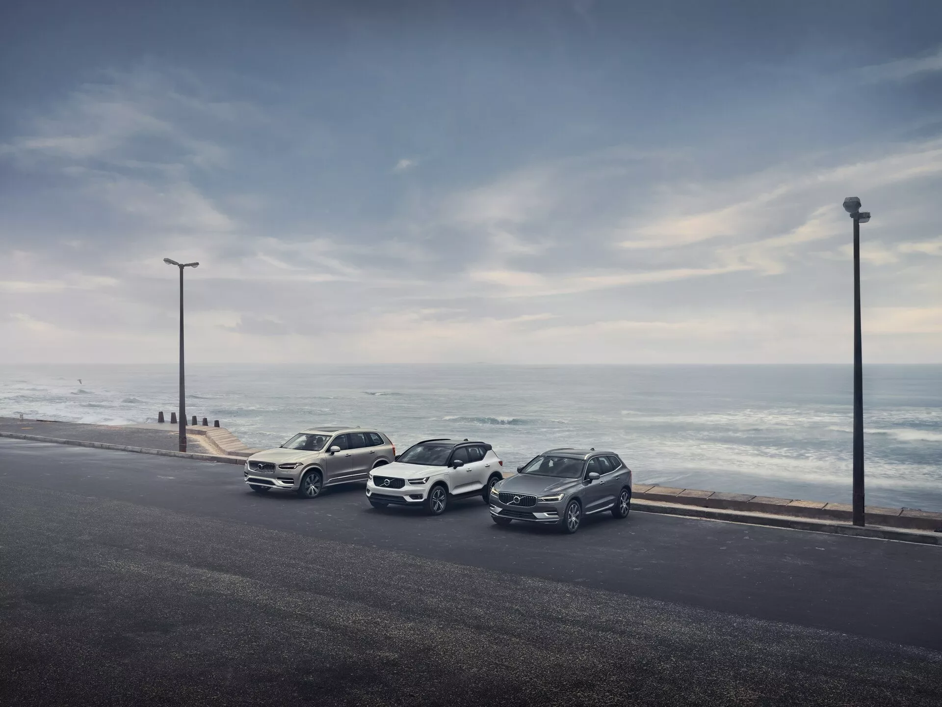 Volvo XC90 2ª Generación 2015, vista exterior que muestra un diseño elegante con una parrilla frontal audaz, faros LED en forma de T y un acabado metálico elegante