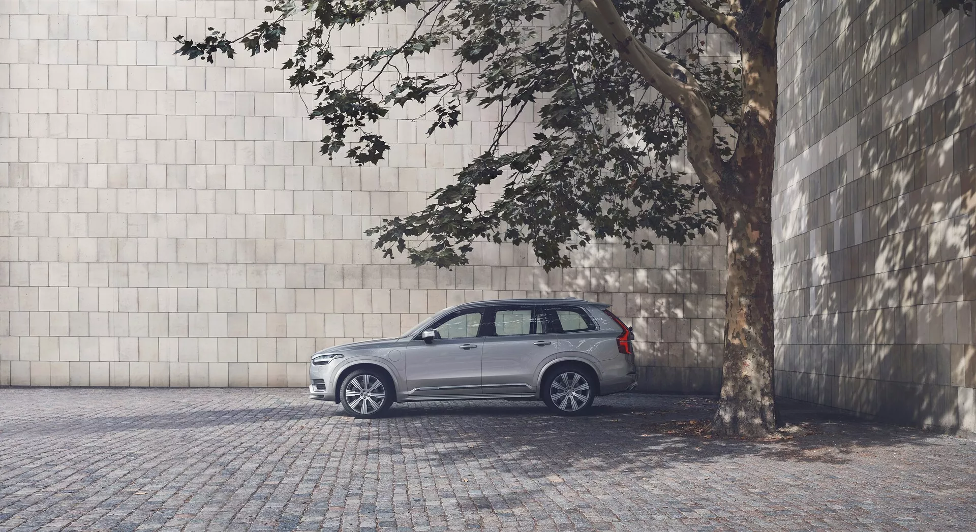 Volvo XC90 2015, segunda generación, SUV elegante y moderno con un diseño distintivo, una parrilla frontal llamativa, faros LED elegantes y un interior lujoso.