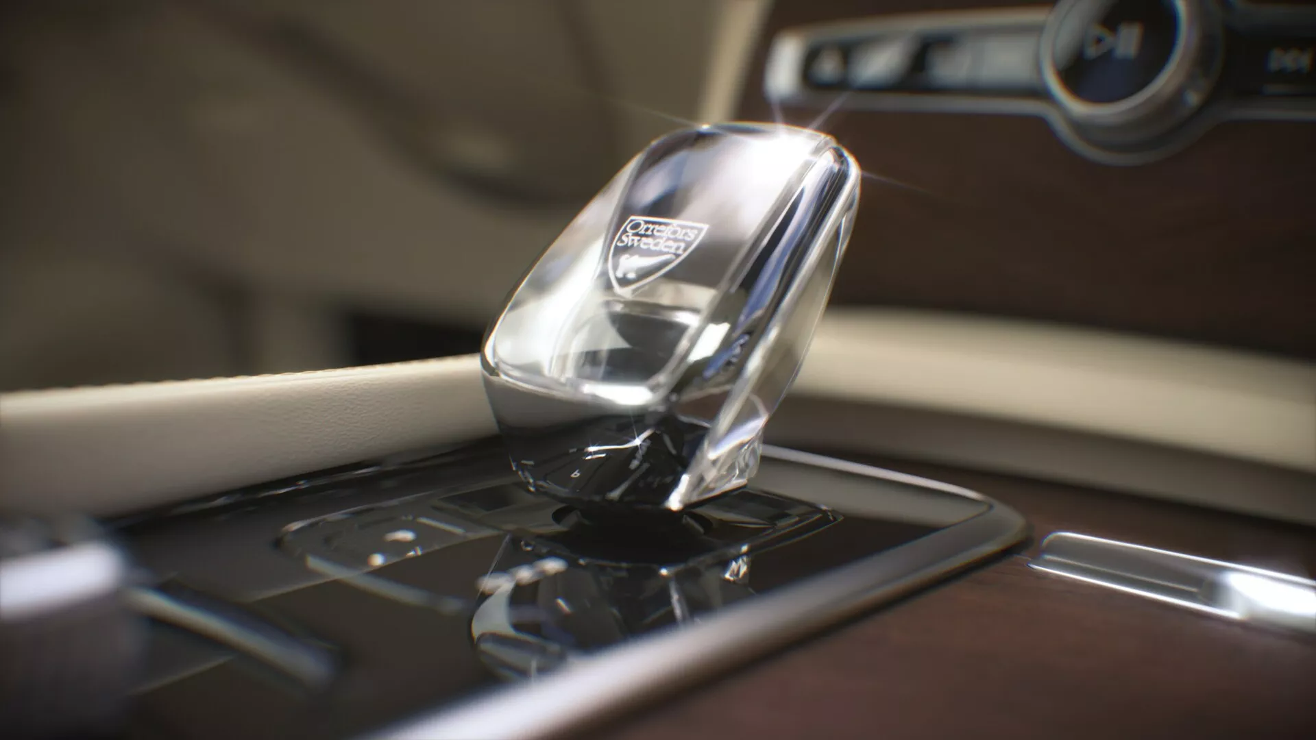 Toma interior en primer plano del pomo de la palanca de cambios del Volvo XC90 2015, con un diseño cristalino único sobre una consola negra brillante con acentos plateados, mostrando lujo y tecnología moderna en el diseño interior automotriz.