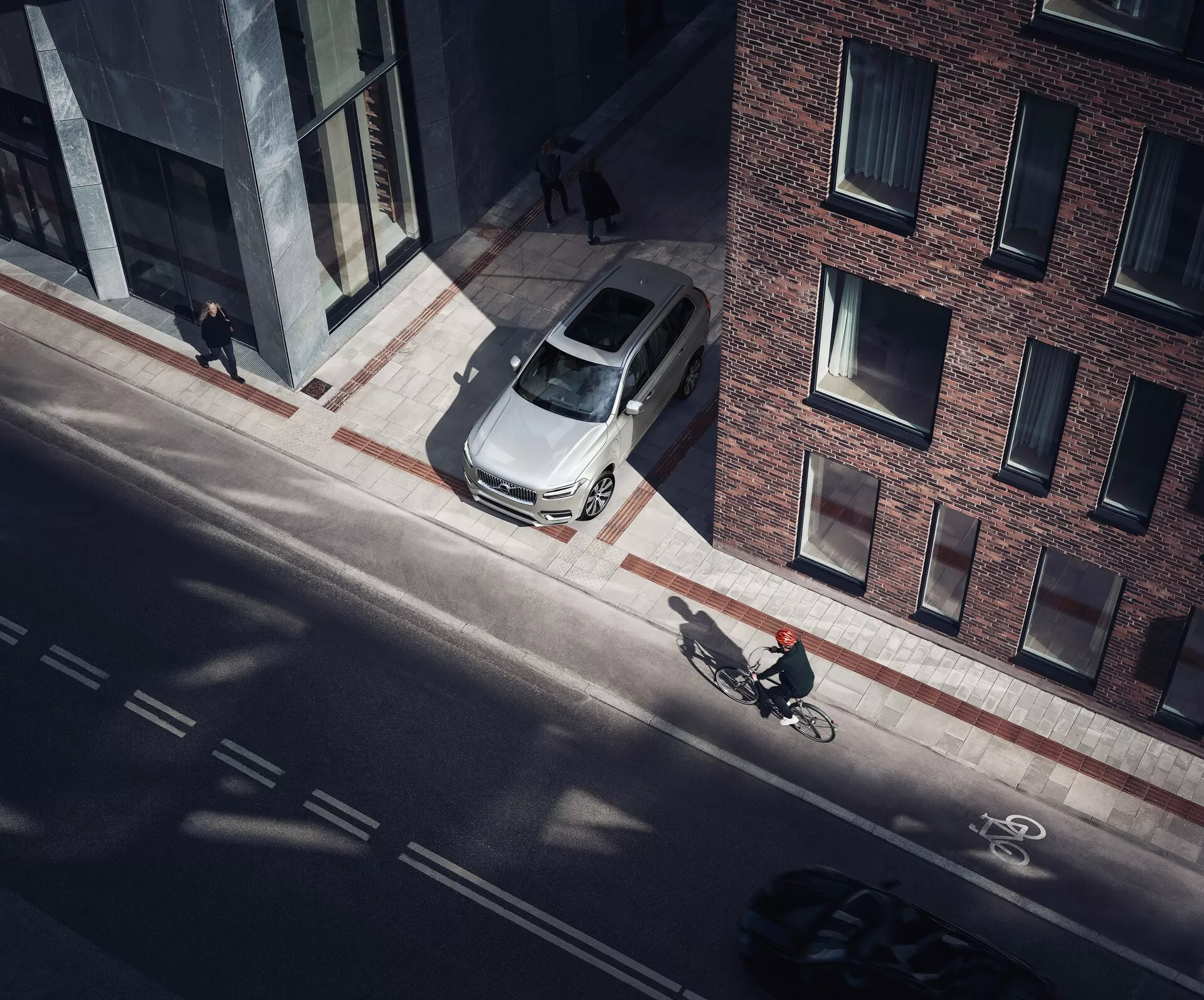 Vista lateral de un Volvo XC90 2015, que muestra su diseño elegante y moderno. La segunda generación de este SUV de lujo presenta una carrocería metálica elegante, una distintiva parrilla frontal, faros LED y ruedas de aleación.