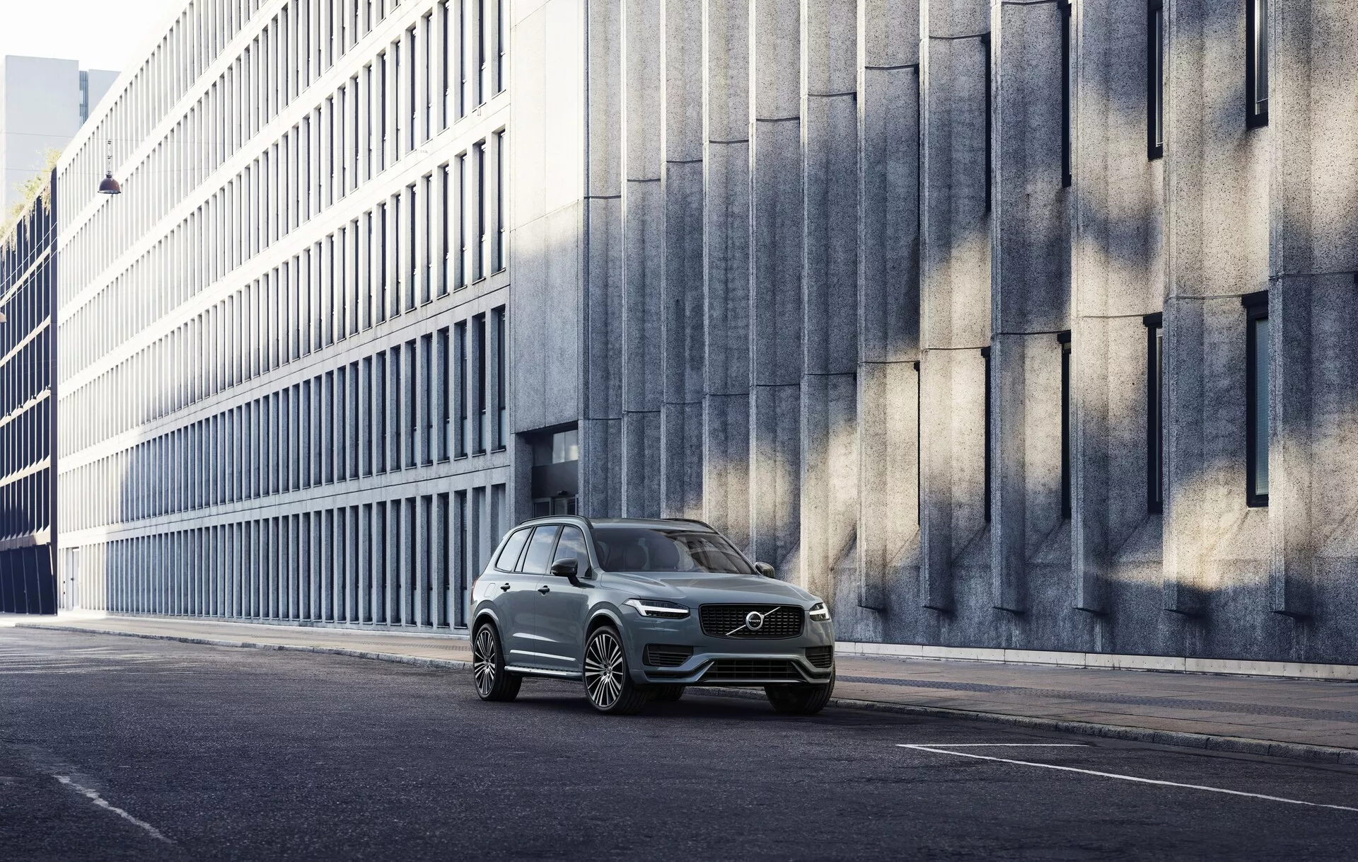 Volvo XC90 2015 (segunda generación), un SUV de lujo de tamaño mediano, con un diseño escandinavo elegante, una parrilla frontal audaz, faros LED elegantes, acentos cromados sofisticados, interior espacioso de cuero, tecnología avanzada de seguridad y un sistema de infoentretenimiento de última generación.