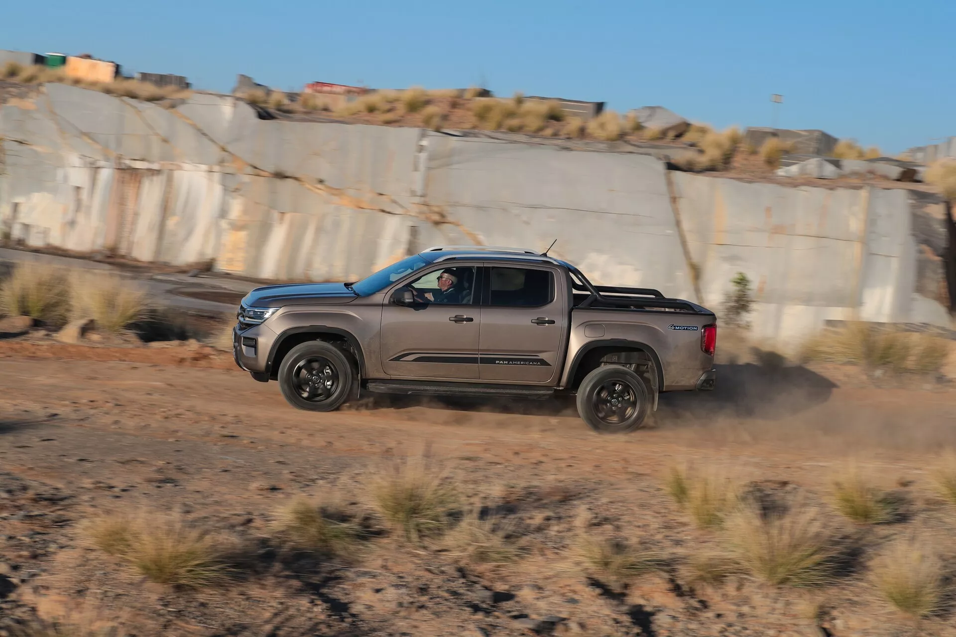 Camioneta VW Nutzfahrzeuge Amarok 2023 (2ª generación), mostrando un diseño robusto, capacidades todoterreno mejoradas y características tecnológicas avanzadas en un exterior sofisticado.