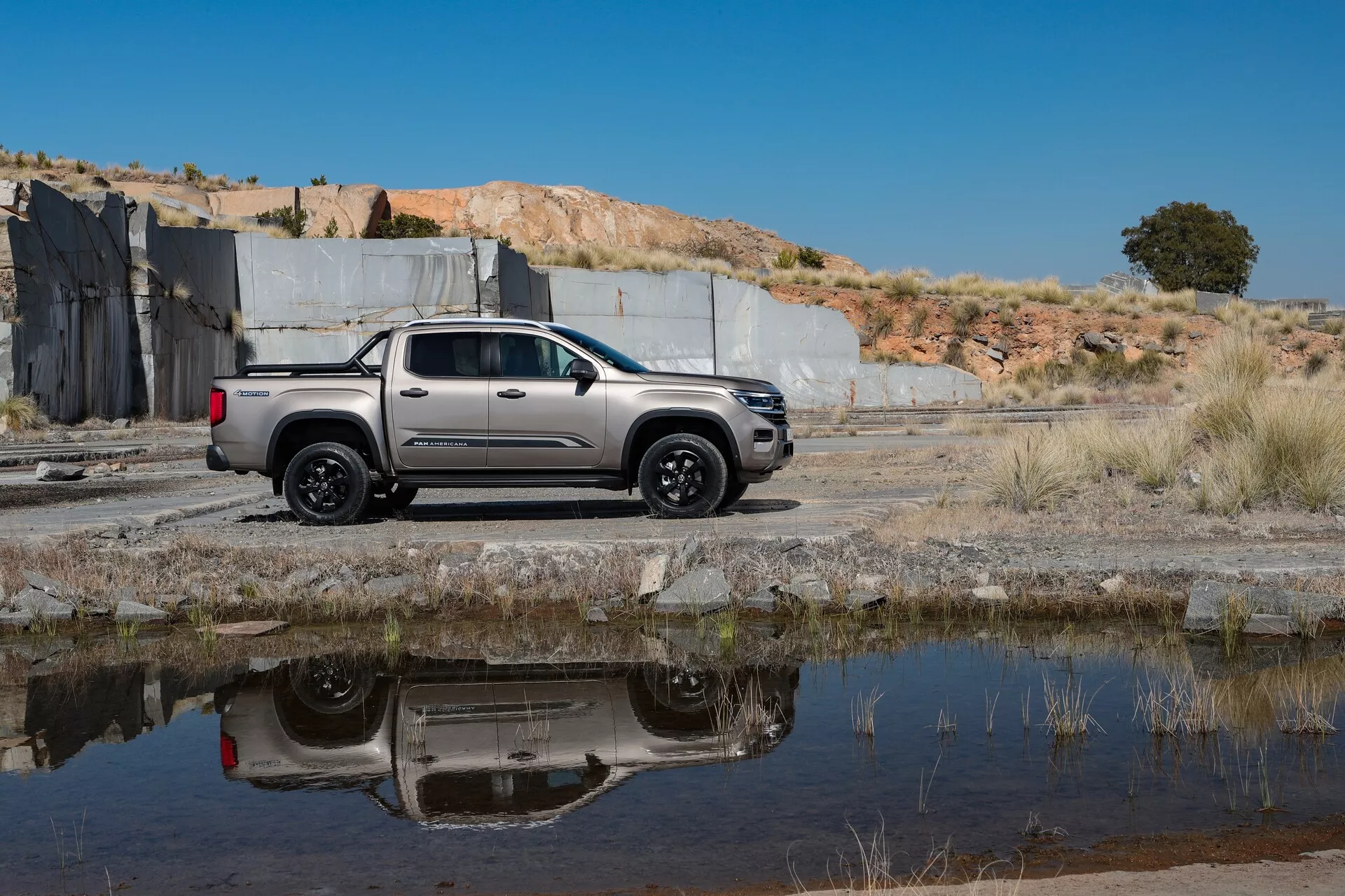 Imagen en alta resolución del VW Nutzfahrzeuge Amarok de segunda generación 2023, mostrando su diseño elegante y características avanzadas