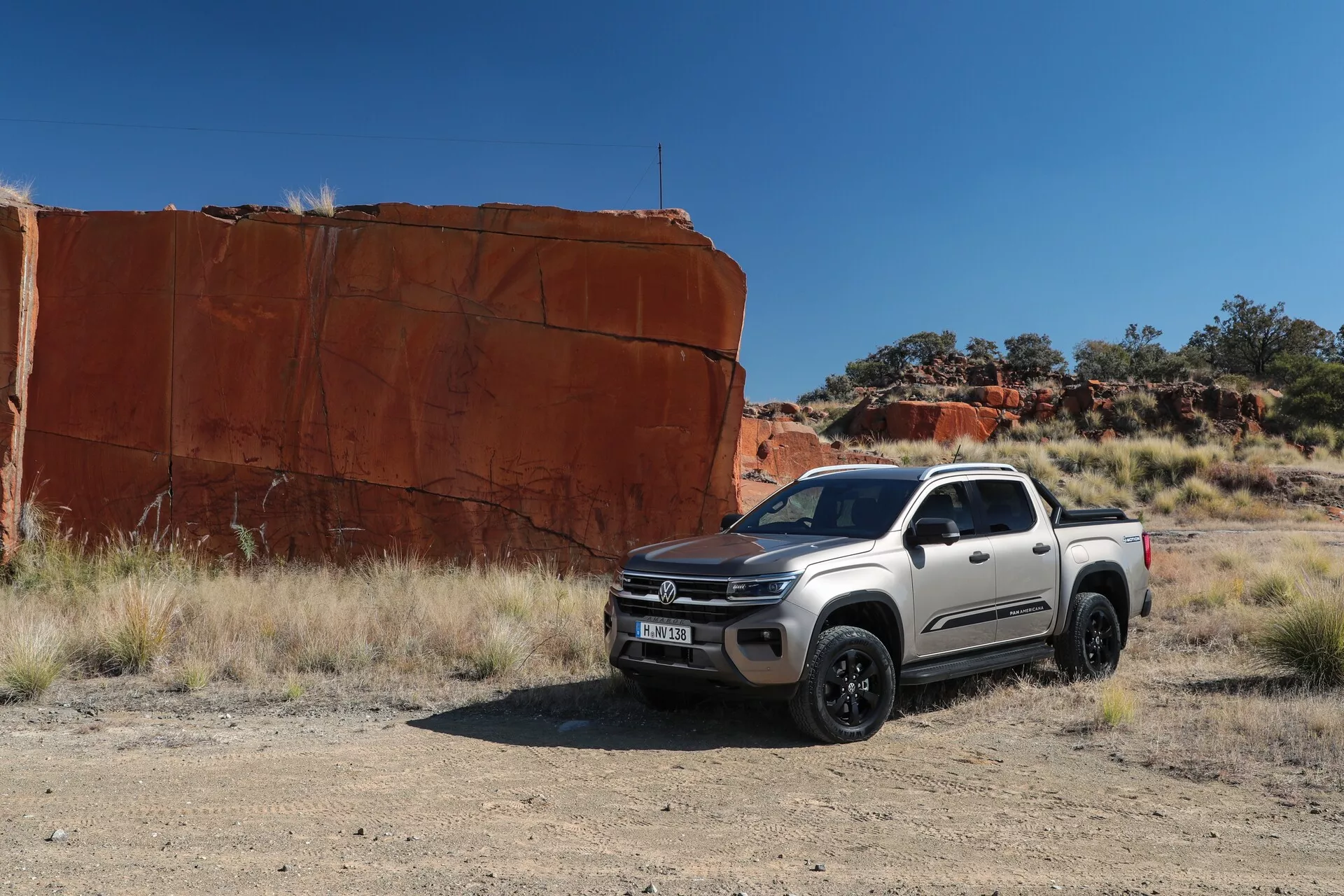 Segunda generación del Volkswagen Nutzfahrzeuge Amarok 2023, que destaca por su diseño robusto, color blanco prístino y rendimiento potente en terrenos difíciles.