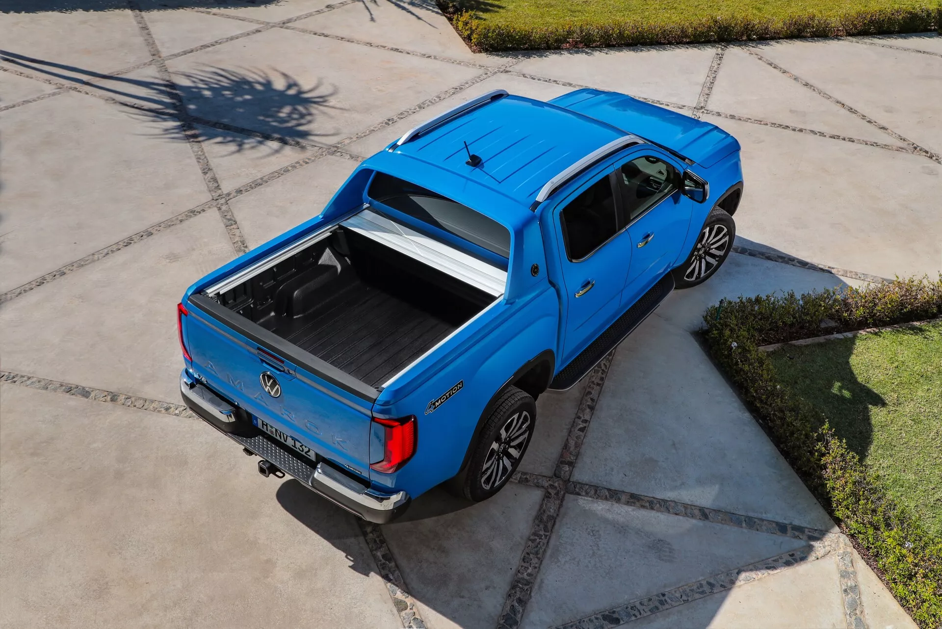 Volkswagen Amarok 2023 de 2da Generación - Diseño elegante de camioneta con faros modernos, rejilla frontal robusta y capacidades avanzadas para todoterreno.