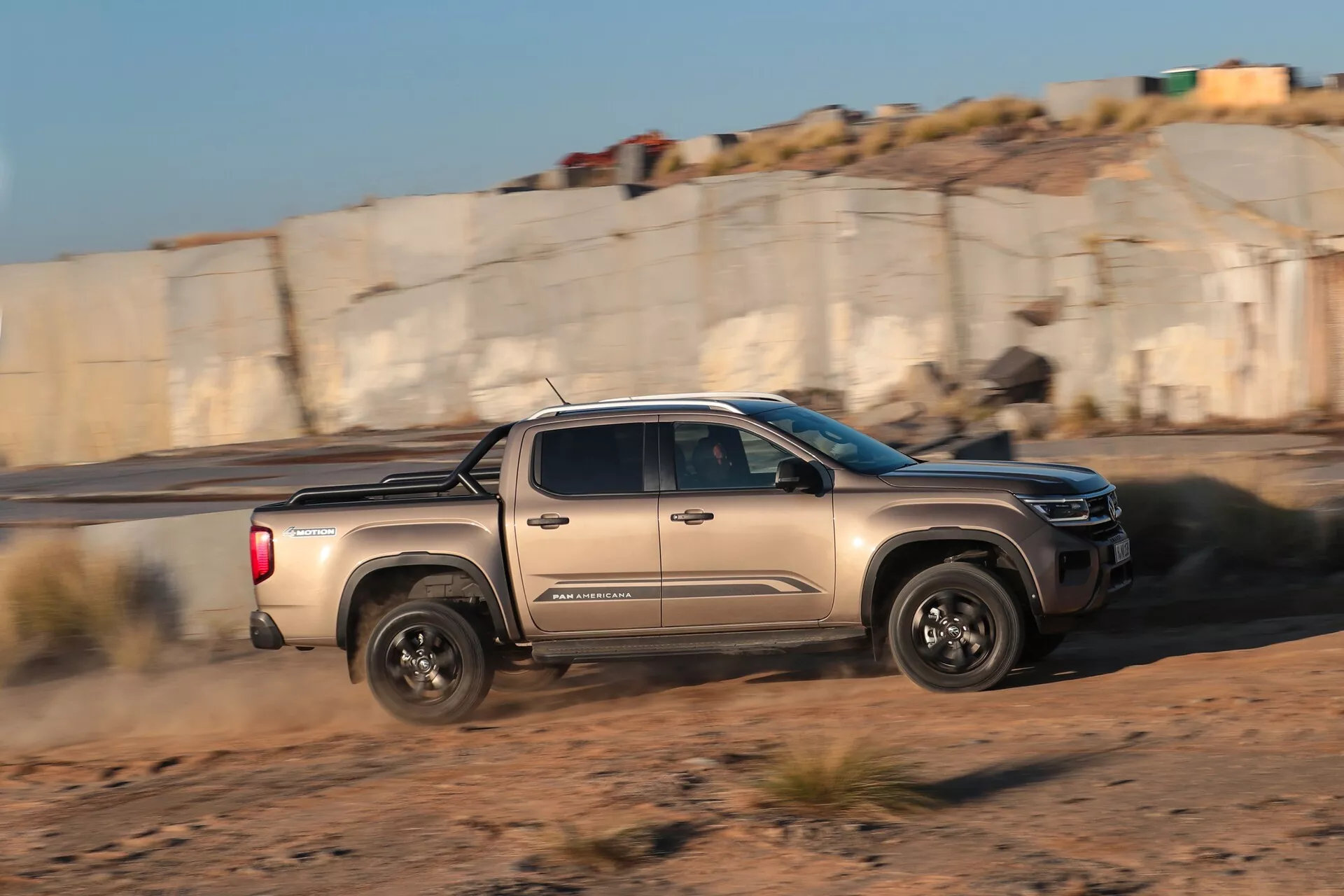VW Nutzfahrzeuge Amarok 2023 segunda generación – elegante camioneta negra con robustas capacidades todoterreno, faros LED modernos, diseño aerodinámico y sistemas avanzados de asistencia al conductor.