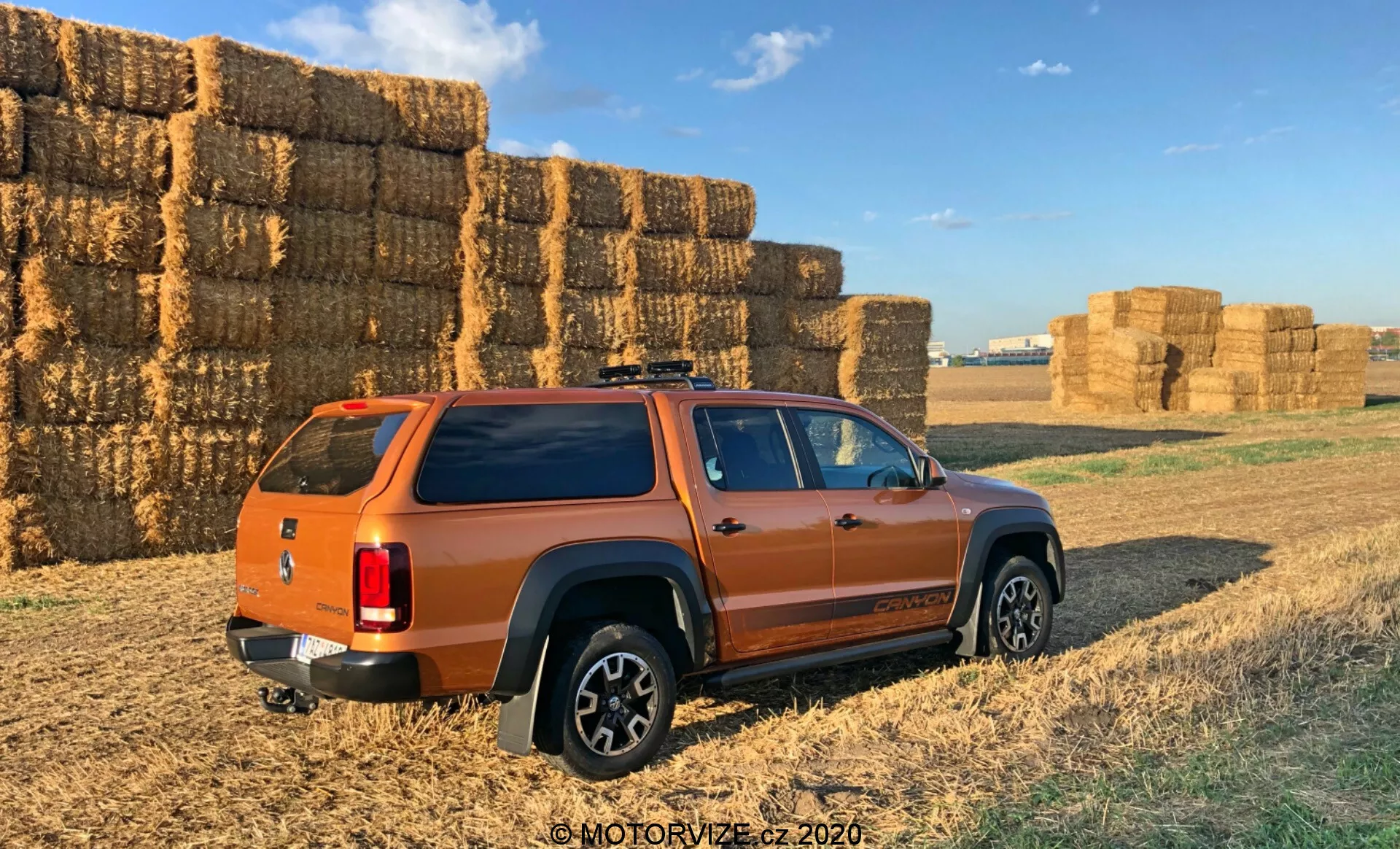 Volkswagen Amarok 2016 - elegante camioneta negra con diseño robusto, capacidad de carga y características avanzadas para uso profesional