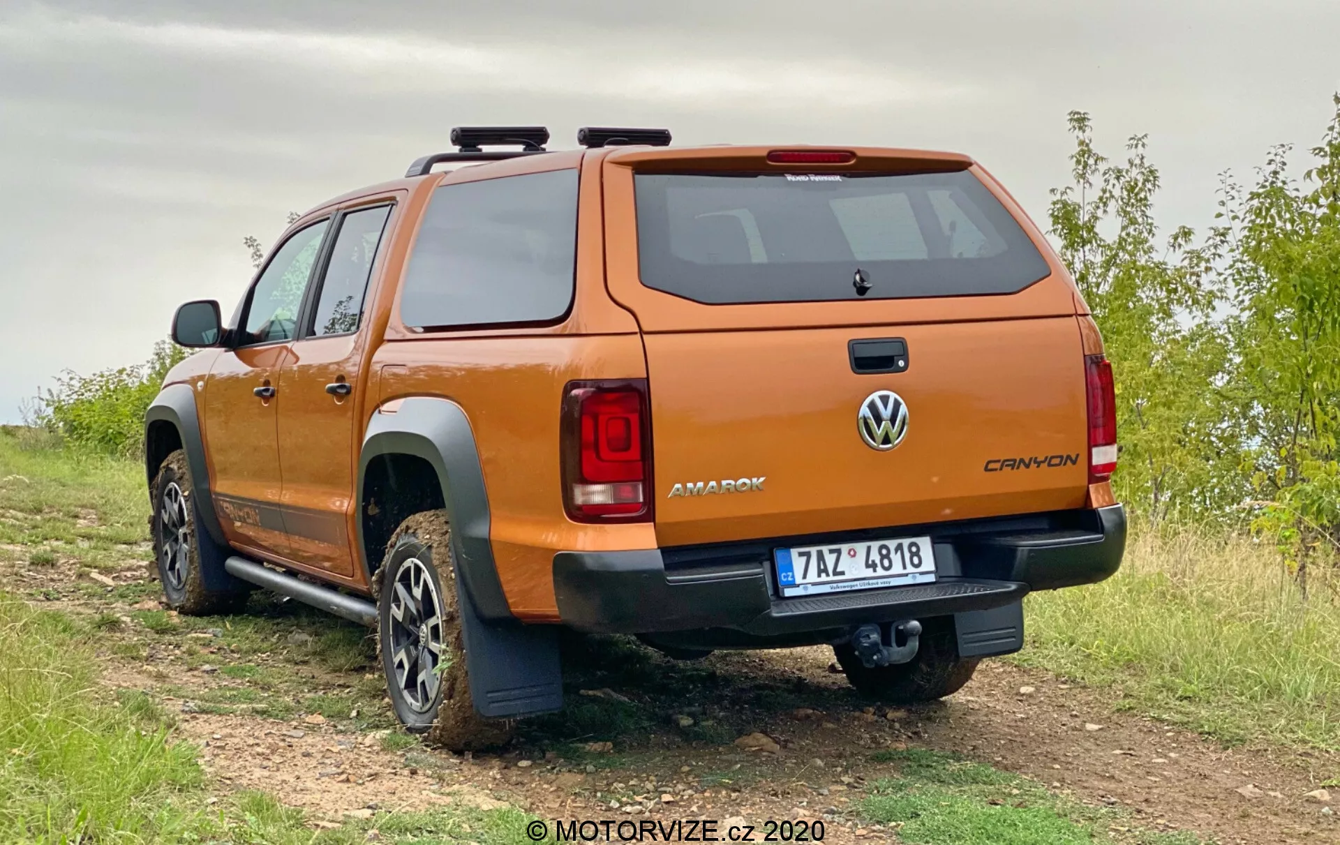 Vista frontal de un VW-Nutzfahrzeuge Amarok 2016 mostrando un diseño robusto, con una elegante parrilla cromada, faros LED modernos y neumáticos todoterreno duraderos
