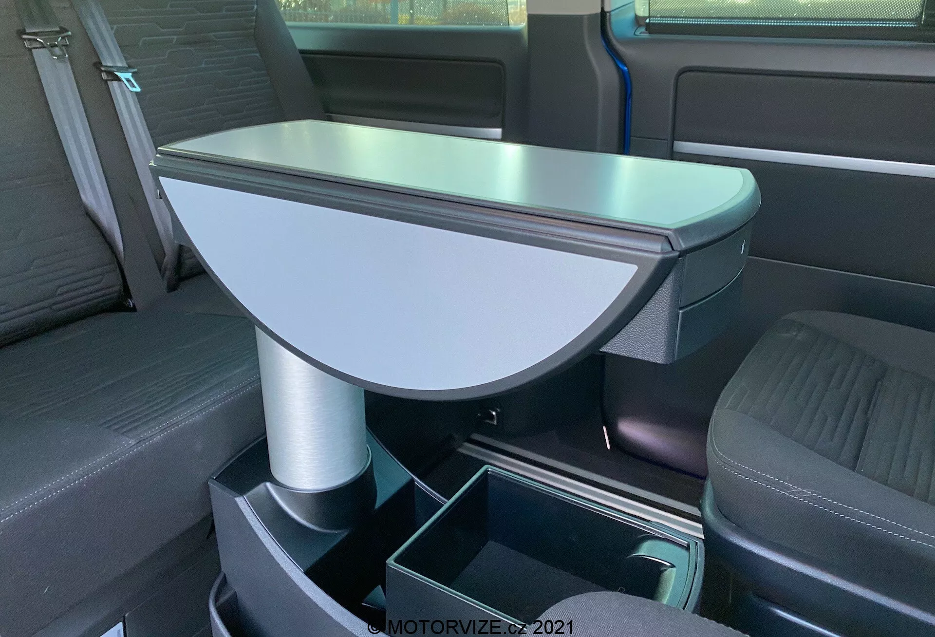 Vista frontal del VW Nutzfahrzeuge Transporter 2019 T6.1 Multivan que muestra líneas modernas, acentos de cromo y emblema icónico de VW