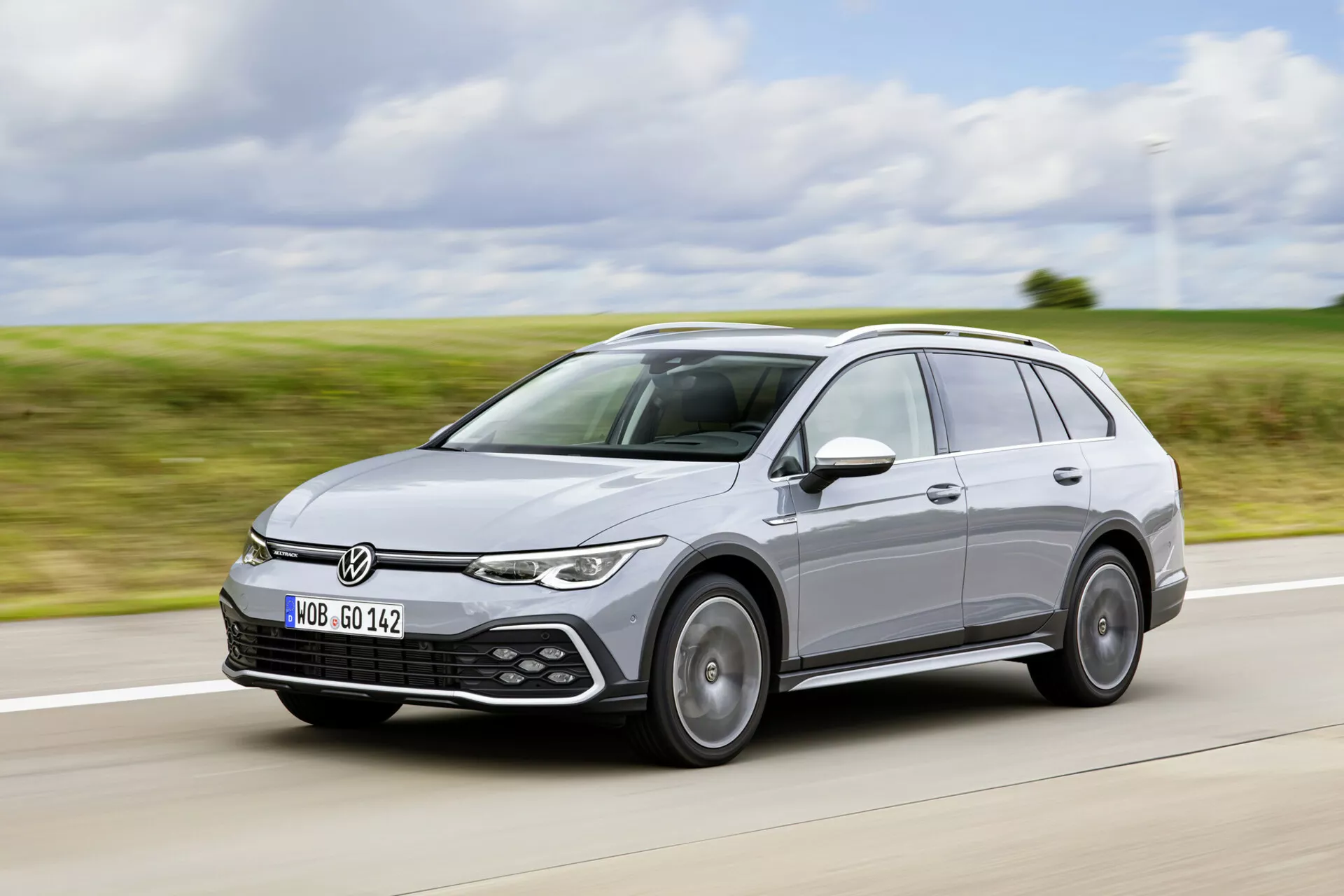 Imagen dinámica en movimiento de un VW Golf Alltrack 2017 en color plata, destacando su diseño aerodinámico, faros LED y diseño avanzado de ruedas desde un ángulo frontal de tres cuartos.