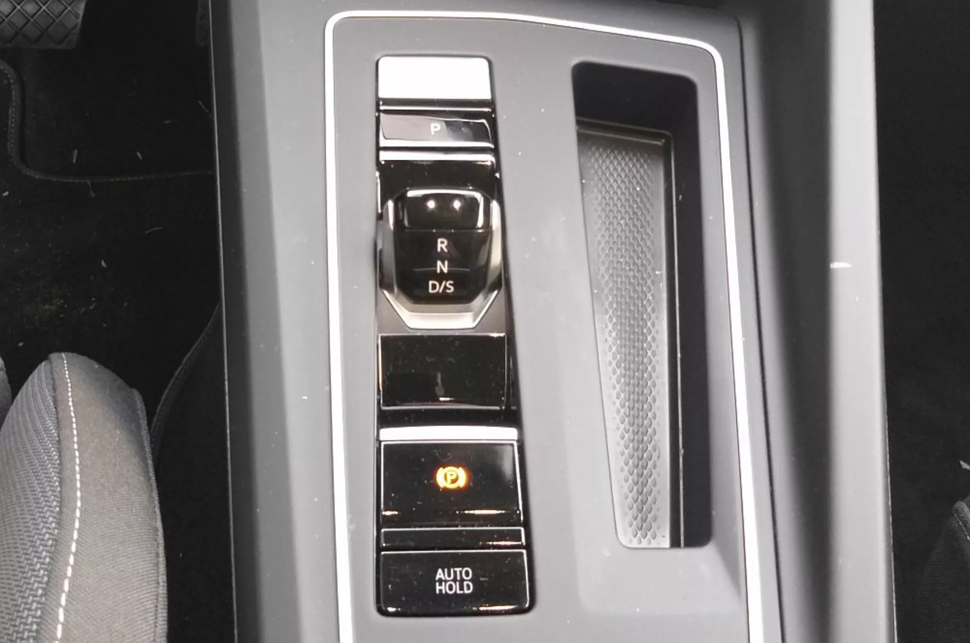 Vista de cerca del selector de marchas electrónico del VW Golf GTD 2017 con botones verticales en un panel negro piano con acentos de cromo, mostrando la tecnología moderna del sistema de transmisión y funciones de conveniencia como freno de estacionamiento y función AUTO HOLD