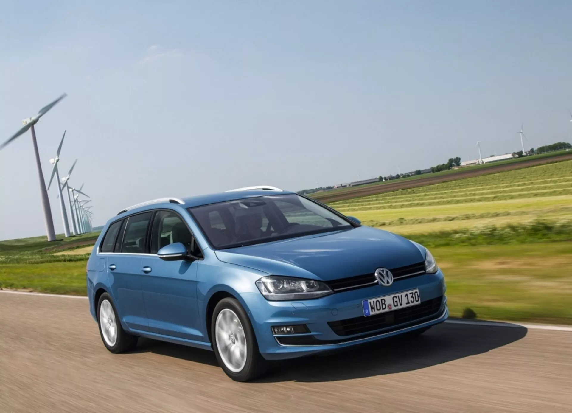 Volkswagen Golf 2012 en color blanco, vista lateral, mostrando un diseño elegante y una construcción compacta, perfecto para la conducción urbana y el consumo eficiente de combustible
