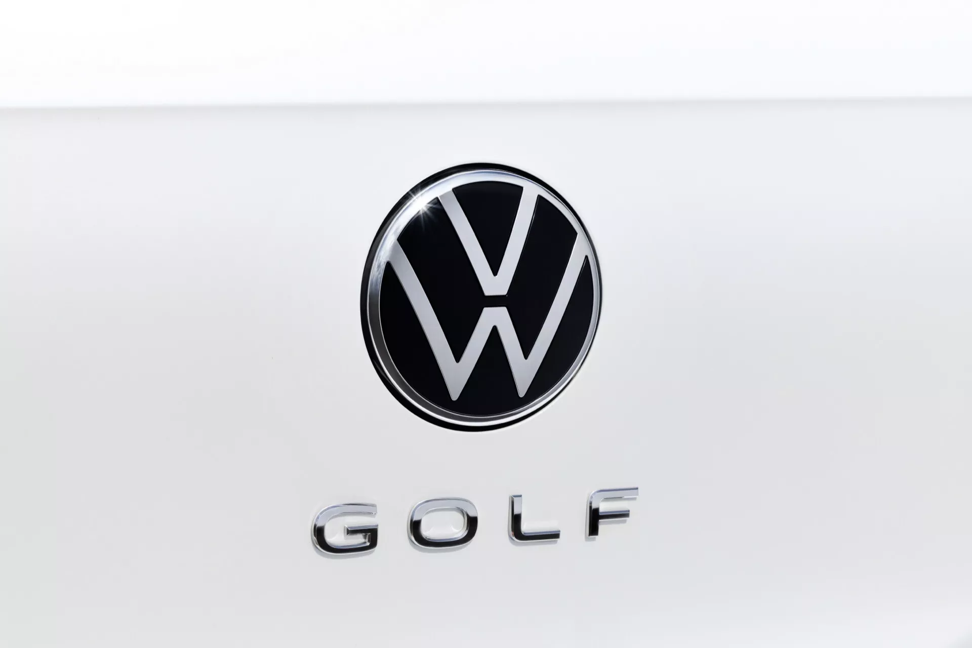 Modelo Volkswagen Golf VIII facelift 2024 mostrando diseño exterior actualizado y características avanzadas